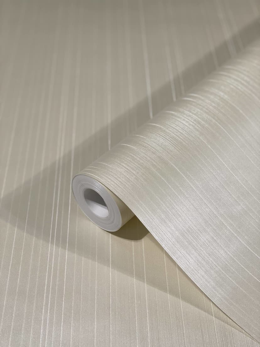 Carta da parati in tessuto non tessuto con strisce sottili lucide e righe beige di Harald Glööckler