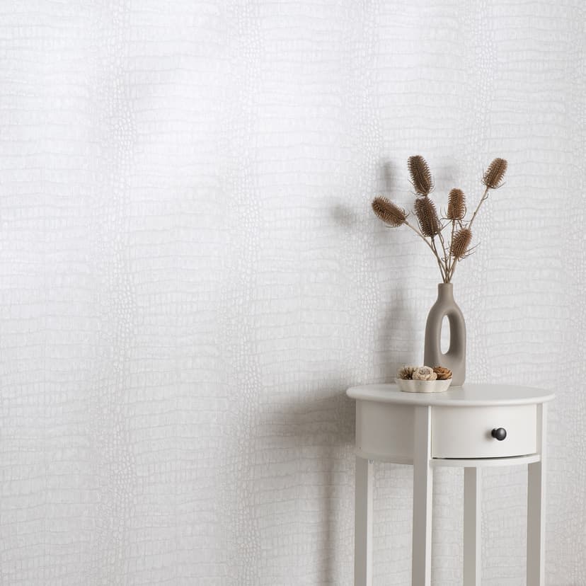 Carta da parati in tessuto non tessuto di colore bianco con aspetto di coccodrillo, texture discretamente moderna ed elegante