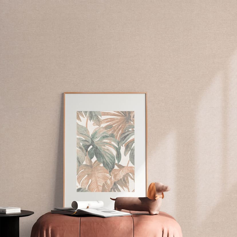 Carta da parati in tessuto non tessuto tinta unita beige rosato con una fine trama di lino, sottilmente moderna ed elegante