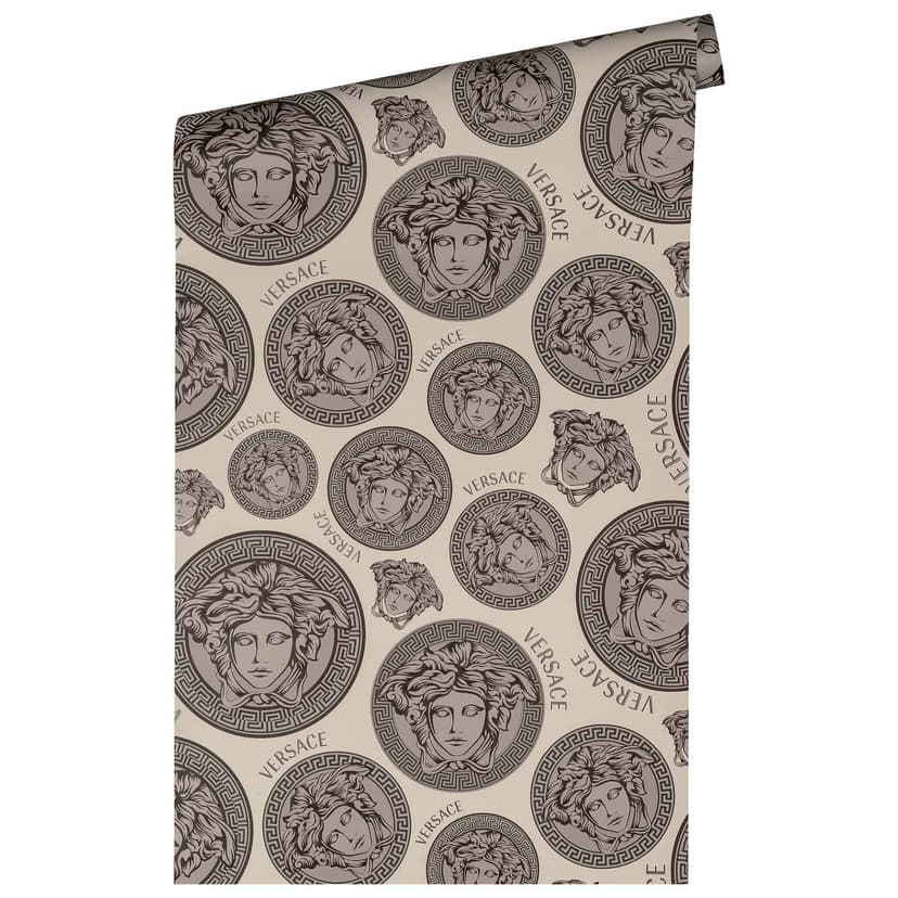 Carta da parati di Versace in tessuto non tessuto beige e grigio con scritta Versace