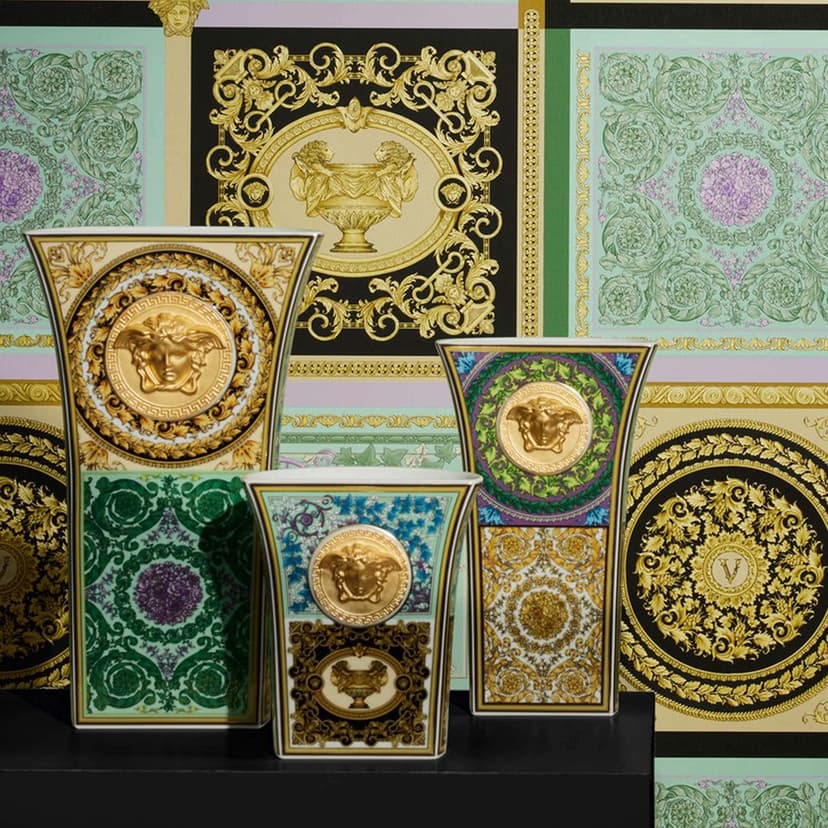 Carta da parati design Versace in tessuto non tessuto oro e verde con motivi a viticcio barocco