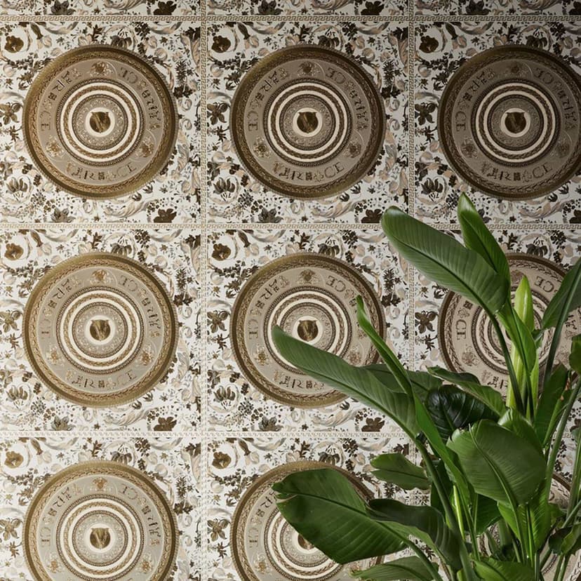 Carta da parati Versace in tessuto non tessuto oro e bianco con teste di medusa, design floreale