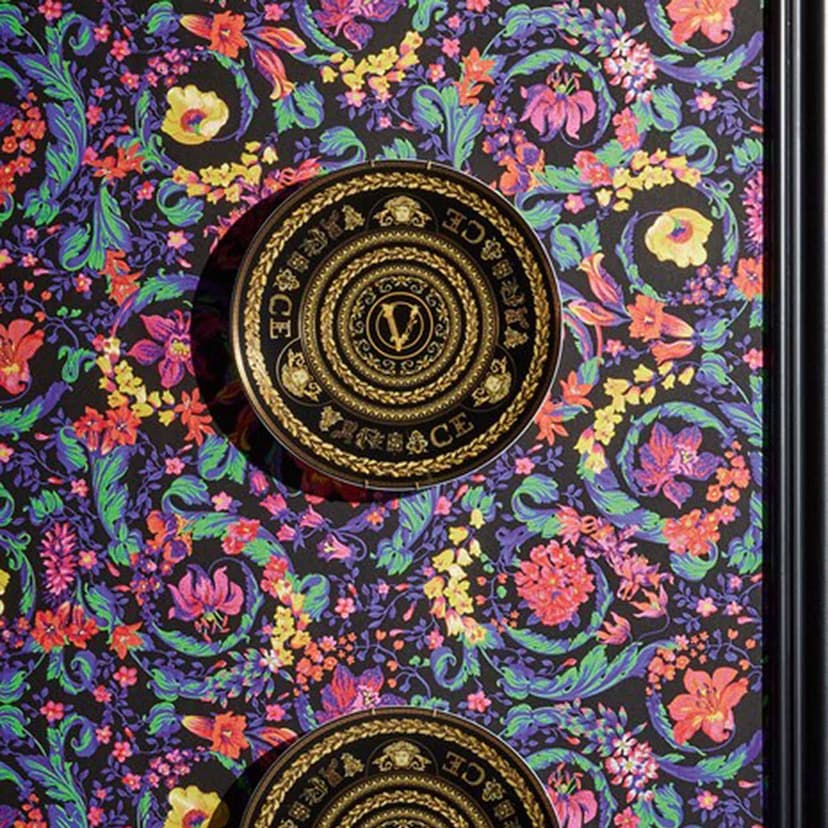 Carta da parati Versace in tessuto non tessuto colorato e nero con fiori design Floral