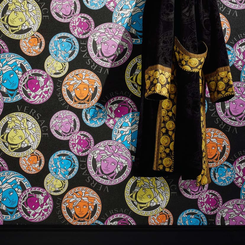 Carta da parati Versace in tessuto non tessuto colorato e nero con design testa di medusa