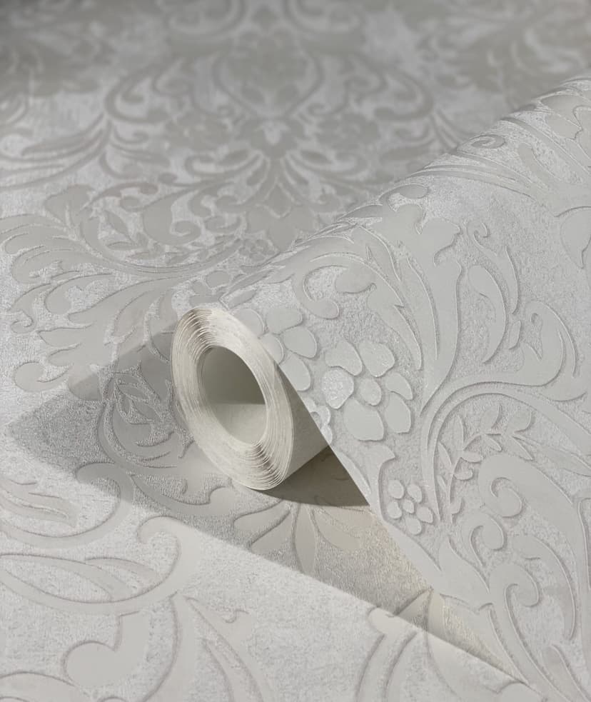 Carta da parati con motivi decorativi damascati grigio ornamentale