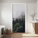 Pellicola per porte con foresta nebbiosa - Decorazione autoadesiva per porte