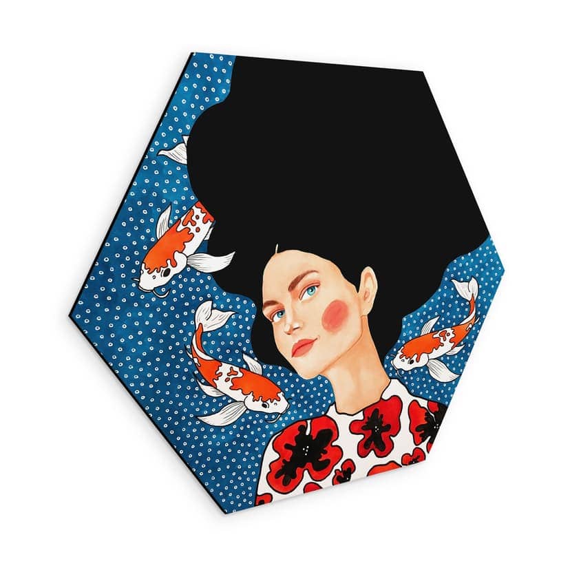 Stampe per pareti esagonali Donna in abito floreale con koi - Hülya - Alluminio dibond