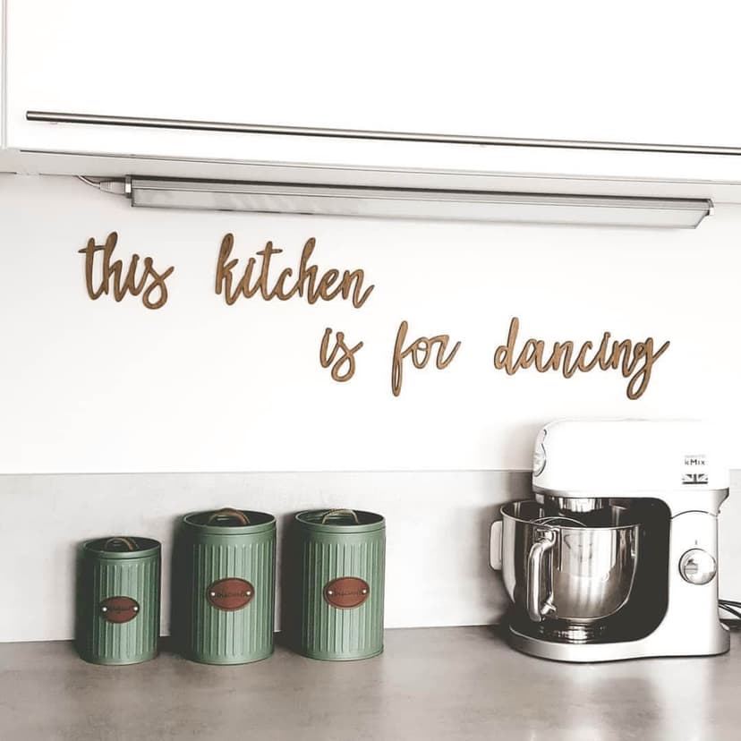Scritta in legno - This kitchen is for dancing