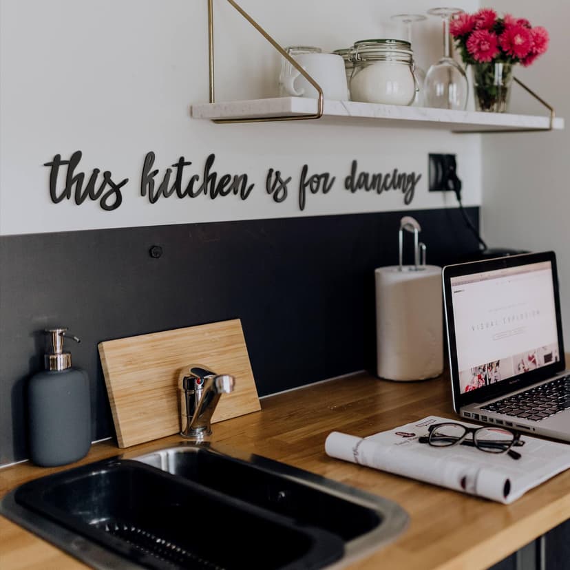 Scritta in acrilico – This kitchen is for dancing