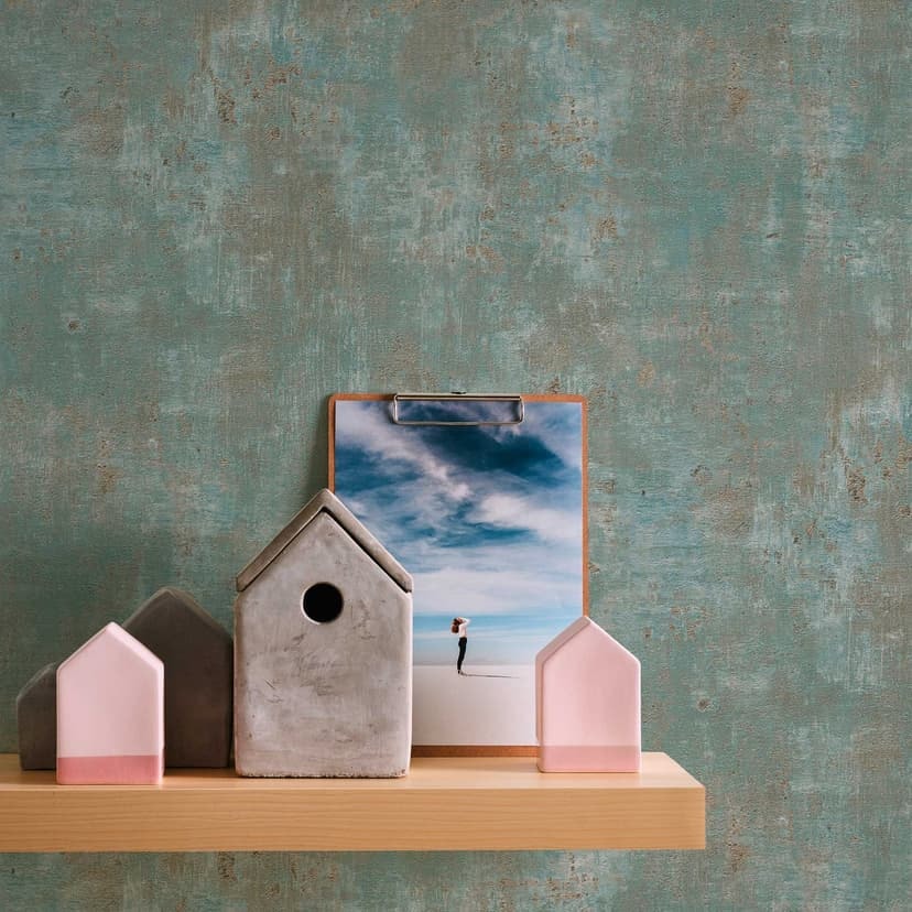 Carta da parati in grigio-blu effetto usato con accenti dorati per un'atmosfera elegante