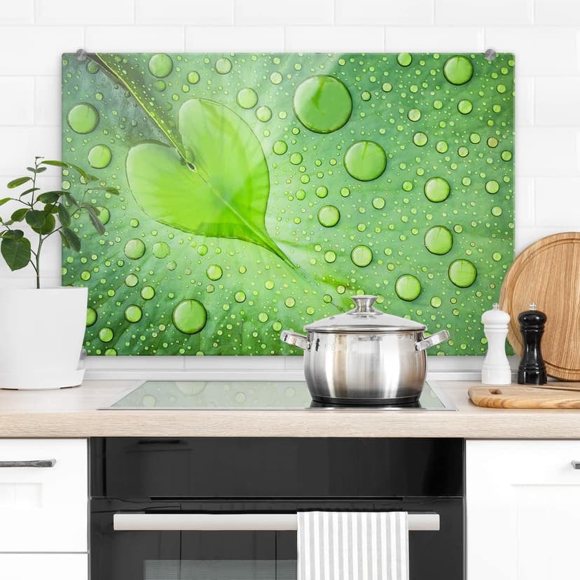 Spritzschutz Foto - Herz aus Wassertropfen auf grünem Blatt