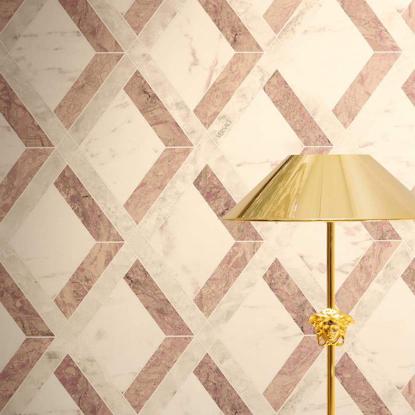 Carta da parati in tessuto non tessuto Versace Tarsia con motivo a diamante effetto marmo crema rosa bianco