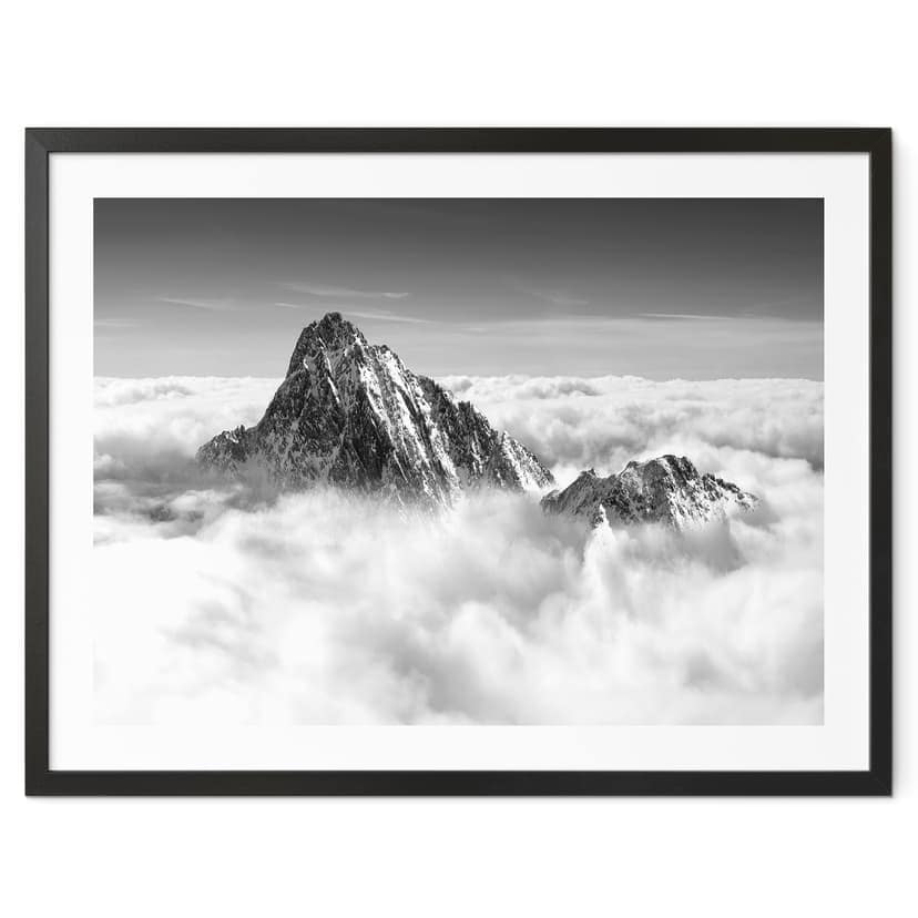 Poster Picco della montagna sopra le nuvole bianche